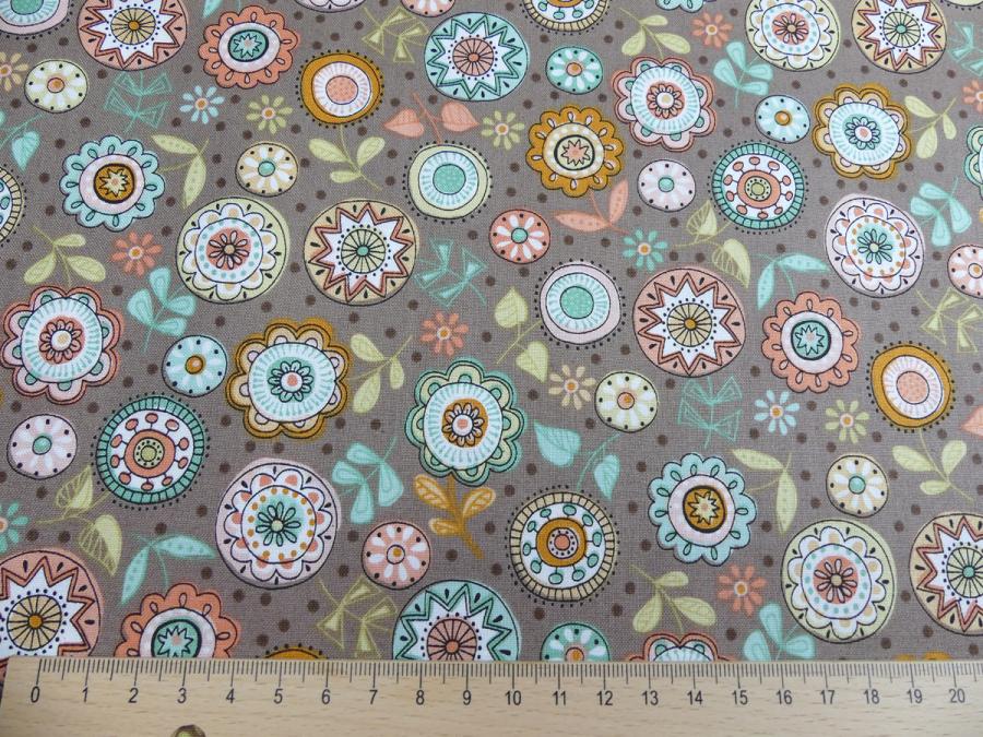 Patchworkstoff aus der Serie Doodle Days mit Kreisen und Blumen auf taupe farbenen Untergrund von Makower mit Maß